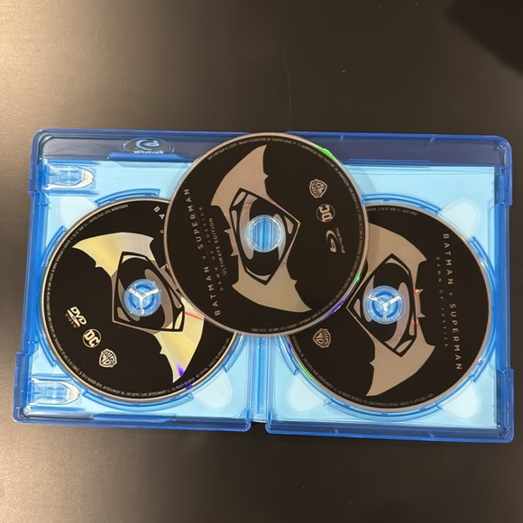 Batman v Superman: Dawn of Justice - Blu-ray & DVD Combo Set - Picture 3 of 6